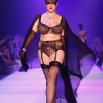 La lingerie anni '50 e anti anoressia di Dita Von Teese 